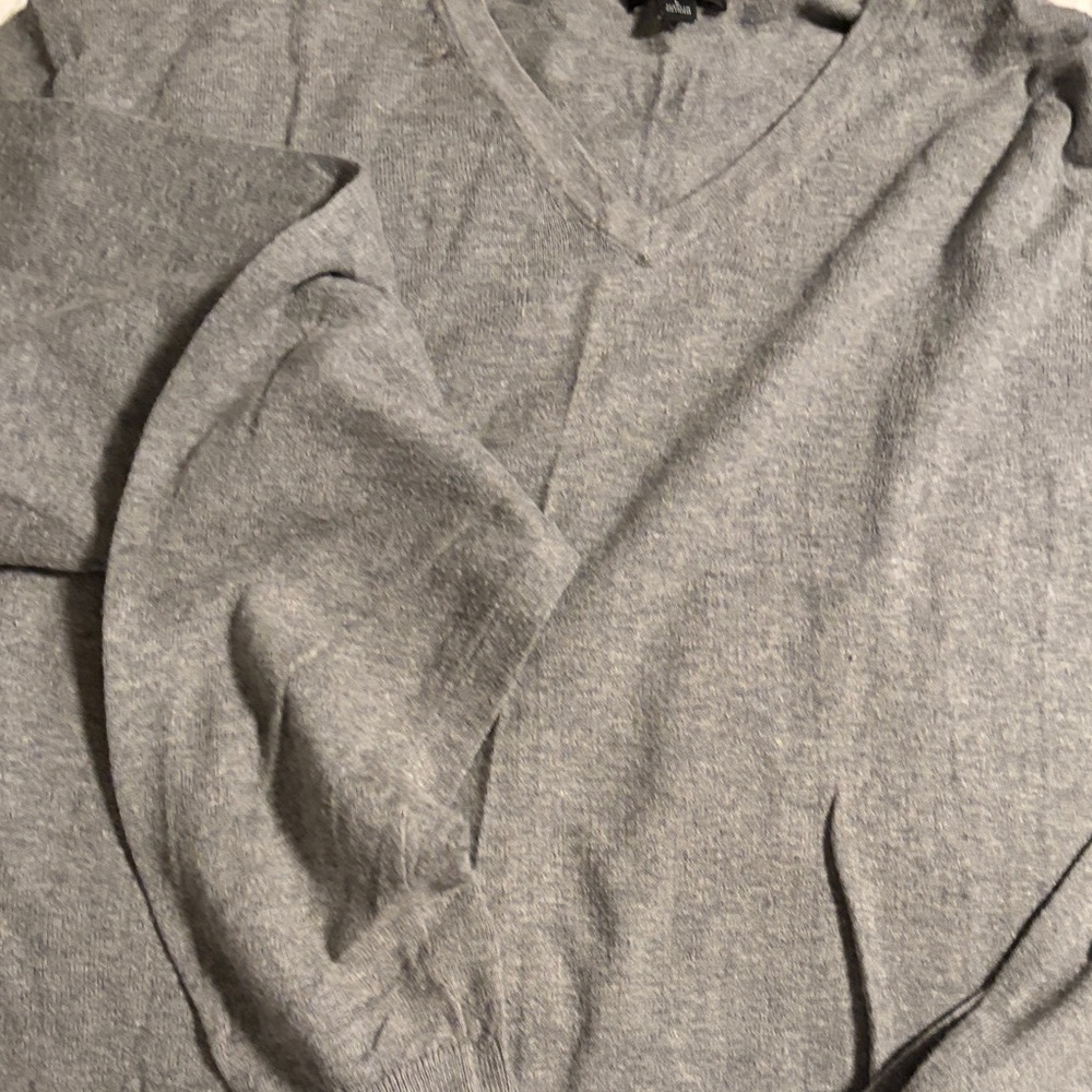 Uniqlo Men's Light Gray V-Neck Sweater